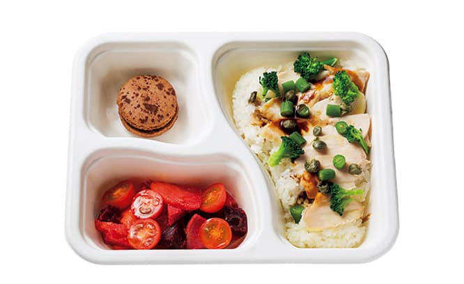 弁当  サラダ、どんぶりを選べる「ルル弁当」。名前の由来は同店の縦書きのロゴから推察を。バルサミコ酢のソースで仕上げた鶏肉は、店内で販売している「洋風」のお米と好相性。1,200円。