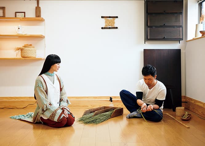 古事記にもその名が記される神話の里・高千穂郷で、しめ縄や縁起物の縄飾りをつくる〈わら細工 たくぼ〉。3代目の甲斐陽一郎さんによる製作を間近で見て、「縄を綯う所作の美しさに感激しました」と店主かしゆか。
