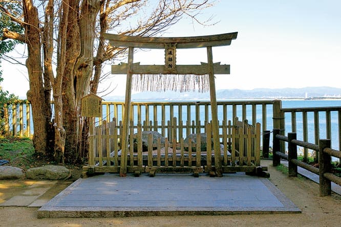 【海】志賀海（しかうみ）神社（福岡｜福岡）
海の底・中・表を守る海の神、綿津見三神が御祭神。海の主宰神であることから、水と塩を支配し、人々の生活の豊凶をも左右すると畏れられた。志賀島は博多湾の北部に湾を囲むような形で突き出た半島の先に位置する陸繫島で、「漢委奴国王」の金印が見つかったことでも有名。　福岡県福岡市東区大字志賀島877 TEL 092 603 6501。