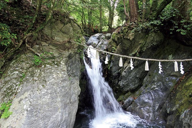 【川】丹生川上神社（奈良｜吉野）
平安時代には二十二社に数えられた神社。祈雨に黒馬、止雨に白馬が朝廷から献上される神事が応仁の乱で途絶えるまで96回も行われた記録があり、重要な神社だったことが窺える。戦国時代の混乱で一度は所在不明となるも、その後明治期に上社・中社・下社の現在の形となる。　奈良県吉野郡東吉野村小968 TEL 0746 42 0032（中社）。