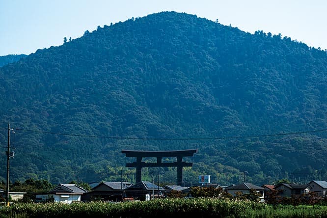 【山】大神（おおみわ）神社（奈良｜桜井）
祭神である大物主大神は産業や方除（ほうよけ）、治病など生活全般の守護神。古来、三諸山や神山と呼ばれてきた三輪山は円錐の形が美しい高さ467mの山。大鳥居は1984年建立。
奈良県桜井市三輪1422 TEL 0744 42 6633。授与所9時〜17時（12月〜2月は〜16時30分）。登拝受付9時〜14時。登拝料300円。入山禁止日もあり。入山規則は厳守のこと。