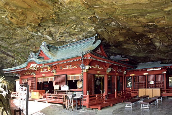 【洞窟】鵜戸（うど）神宮（宮崎｜日南）
海幸彦、山幸彦神話の舞台となった神社。山幸彦の妻となった豊玉姫がこの地で出産し、生まれた息子の鸕鷀草葺不合命が鵜戸神宮の主祭神。洞窟内の「お乳岩」からはいまなお絶え間なく水が滴り落ちている。奇岩や怪礁が連なり、太平洋の荒波が打ち寄せる美しい景勝地だ。　宮崎県日南市大字宮浦3232 TEL 0987 29 1001。
