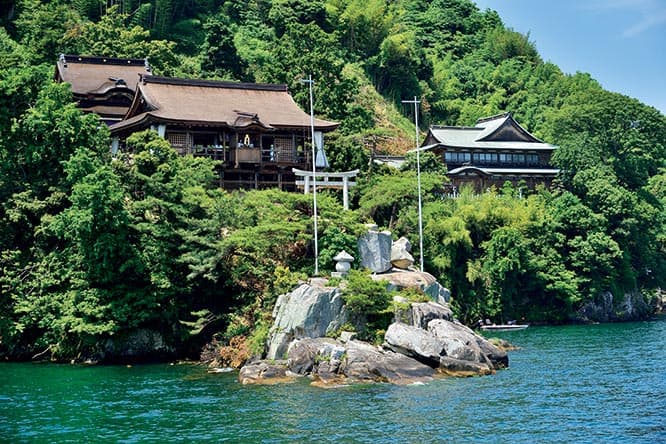 【島】竹生島神社（滋賀｜長浜）
琵琶湖に面し、突き出した場所は竜神拝所と呼ばれ、琵琶湖一帯に古くからある水神信仰・竜神信仰によるものだといわれる。土器（かわらけ）に願い事を書き、湖面に突き出た宮崎鳥居に向かって投げる「かわらけ投げ」も有名。　滋賀県長浜市早崎町1665 TEL 0749 72 2073。琵琶湖東岸の長浜港から定期便で30分ほど。入島料500円。