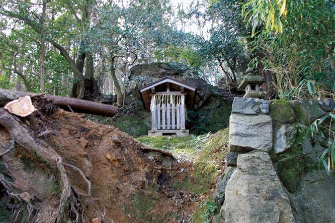 旧石座神社。創建不詳だが880年の『三代実録』に記されているため、それ以前から奉祀されたといわれている。神南備山を背にした巨石を拝む古代信仰の遺跡。　京都府京都市左京区磐座西河原町。Photo: (c) 2017 龍岳