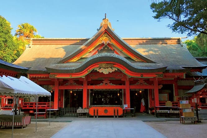 島全体が「鬼の洗濯岩」と呼ばれる波板岩に囲まれている。島内は熱帯・亜熱帯植物の群生地。岩石、植物ともに国の天然記念物に指定。　宮崎県宮崎市青島2-13-1 TEL 0985 65 1262。