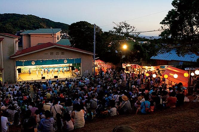 創建749年。正式名称は「森山社」。由比ヶ浜生まれの良辨僧正が勧請したといわれている。写真の〈一色会館〉は一般利用可能。毎週土曜に朝市を開催。　神奈川県三浦郡葉山町一色2165。