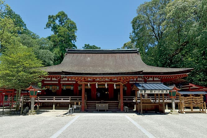 現存最古の社殿は国宝に指定されている。日本書紀に登場する「七支刀」（国宝・非公開）をはじめ貴重な宝物を数多く祀っている。　奈良県天理市布留町384 TEL 0743 62 0900。Photo: PIXTA