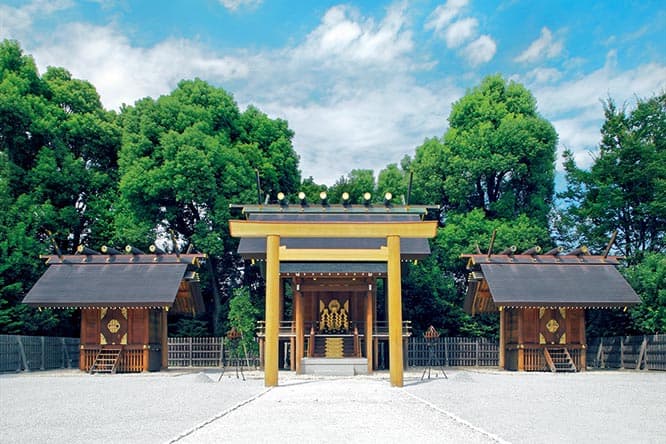 約3,000坪の広大な境内地を持つ、東京都内最大級の伊勢神宮勧請の神社。「神むすび」というレースブレスレット状のお守りが人気。　東京都杉並区阿佐ヶ谷北1-25-5 TEL 03 3330 4824。