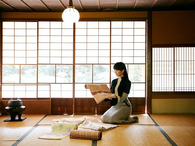 江戸時代に尾張藩下で栄えた有松絞り。「筋絞りや鹿の子絞り。絞りにもいろいろあるんですね」とかしゆか店主。当時の建物も残る〈竹田嘉兵衛商店〉で。