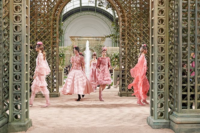 衣装はそれぞれ6週間前から160時間以上費やした64着が発表された。 (C)CHANEL 
