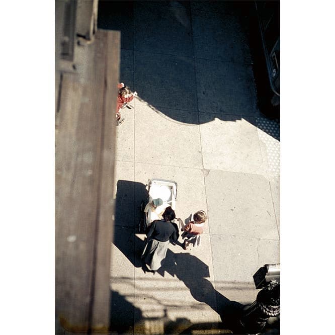 ソール・ライター 《高架鉄道から》 1955年頃、発色現像方式印画 (c) Saul Leiter Foundation」