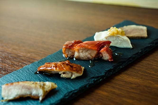 「広東焼物5種 盛合わせ」800円。手前から豚トロ黒胡椒焼き、香港式鶏の醤油煮込み、広東式叉焼、茹で鶏のネギソース、牛スネ5種スパイス煮込み。