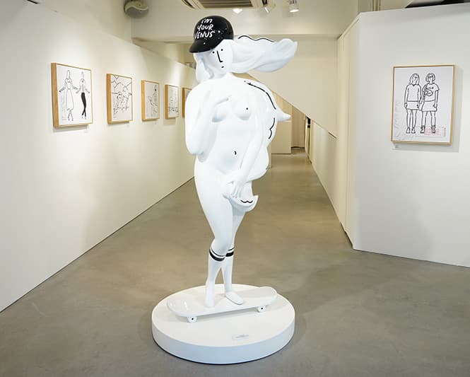 フィギュアより一回り大きい、アルミ製のエディションモデル《I’M YOUR VENUS》も会場に登場した。