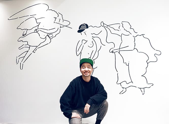 長場雄。自らがギャラリーの壁に描いた作品と。