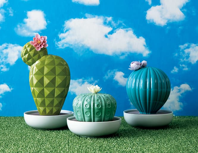 CACTUSコレクション リヤドロ初のオイルディフューザー。植木鉢部分にオイルを数滴垂らしてお楽しみいただけますの。左から／38,000円、39,000円、38,000円（以上リヤドロブティック銀座本店 TEL 03 3569 3377）。