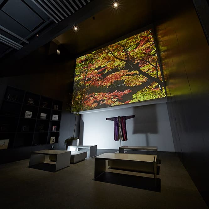 ロビー・ライブラリー。スクリーンには日本の四季の映像が流れる。展示されている〈matohu〉の長着を着て京都散策を行える、体験型のプランもある。