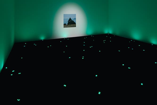 宮島達男《時の海-東北（2018 東京）》2018年 LED、電線、集積回路、写真 サイズ可変 作家蔵 展示風景：「カタストロフと美術のちから展」森美術館（東京）2018年　撮影：木奥惠三　画像提供：森美術館