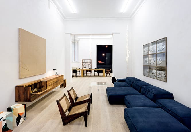 〈DIMO CHAIR〉や〈Living Divani〉のソファなども。アート作品はムルクディスの私物。
