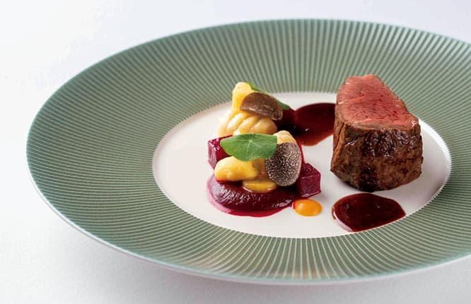 フランス産牛フィレ肉のロティはディナー「エリタージュ」23,000円。