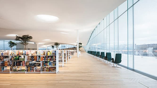 3階は天窓とテラスがある図書室に。