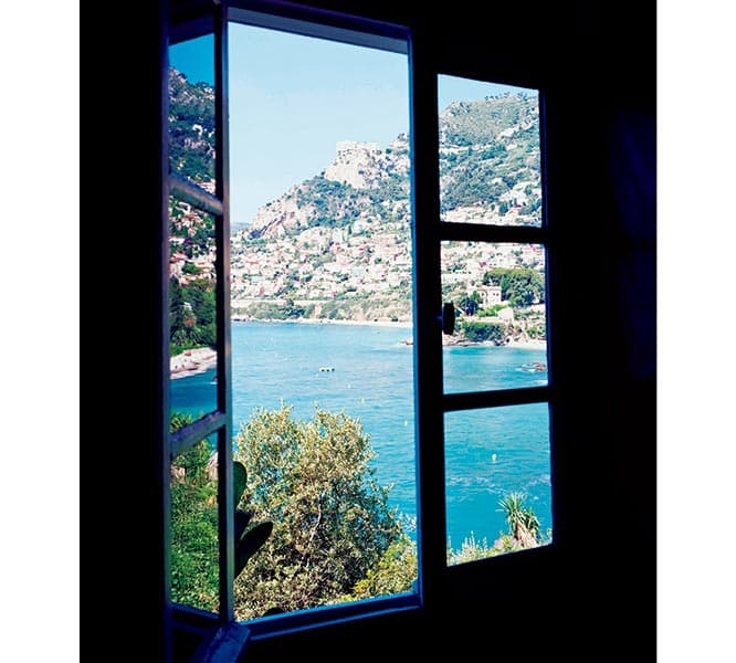 カップ・マルタンの休暇小屋（France/Roquebrune-Cap-Martin）
1951年竣工。夏を過ごすために作った小屋。約3.6m四方の狭小空間に小さな窓が3つ、ベッドや机など最低限の作り付けの家具が備わる。