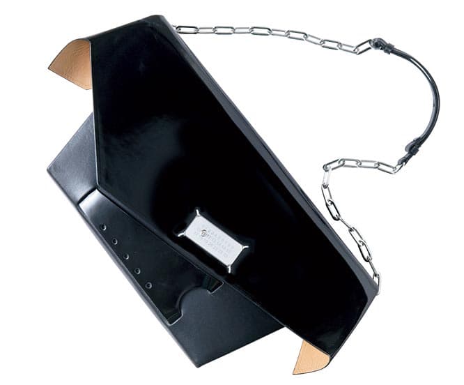 ブラッシュドカーフレザーとパテントレザーの2素材で大小2サイズ展開。178,000円。