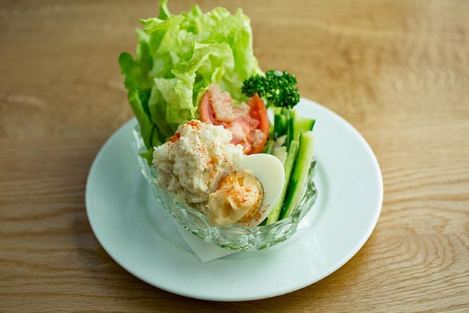 「コンビネーションサラダ」1,500円。自家製マヨネーズで和えたポテトサラダ入り。
