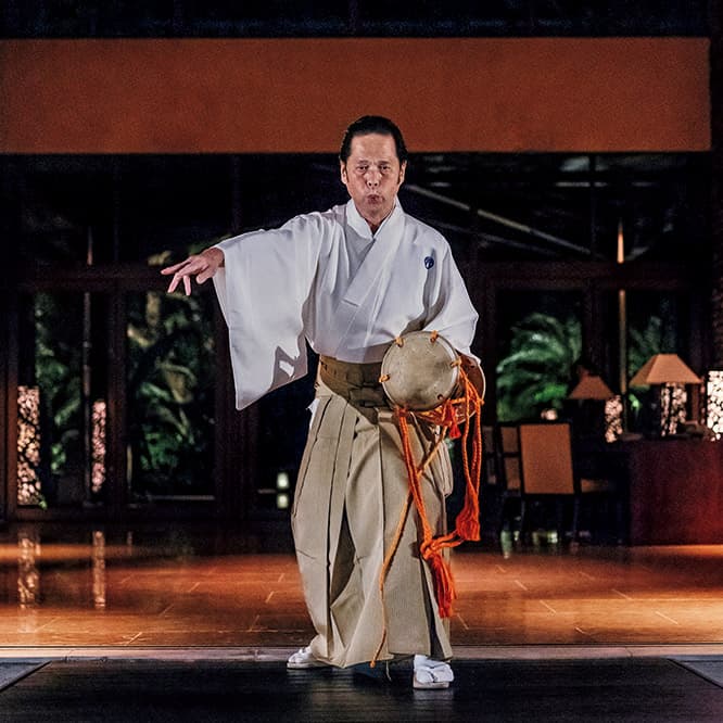能楽師・大倉正之助による大鼓のパフォーマンス。