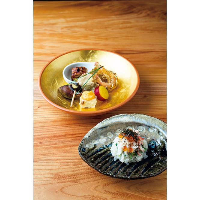 八寸、ズワイガニの飯蒸し。見た目も美しい八寸はコースの中盤に。（写真は夜の13,000円のコースの一例）。
