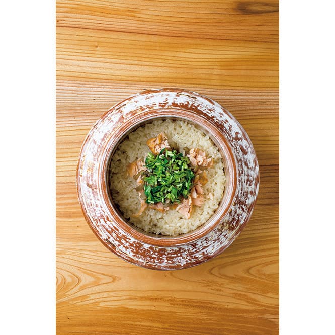 季節の炊き込みご飯。鮭と茸など旬の味覚がたっぷり（写真は夜の13,000円のコースの一例）。