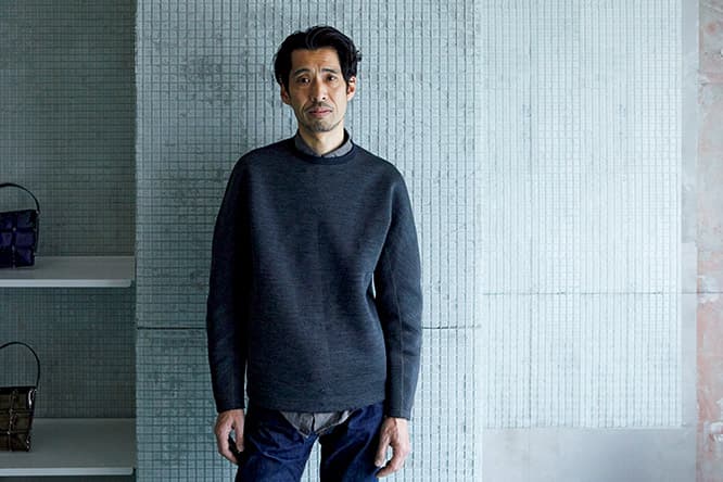〈52D.L.STORE〉店内に立つデザイナーの松村光。