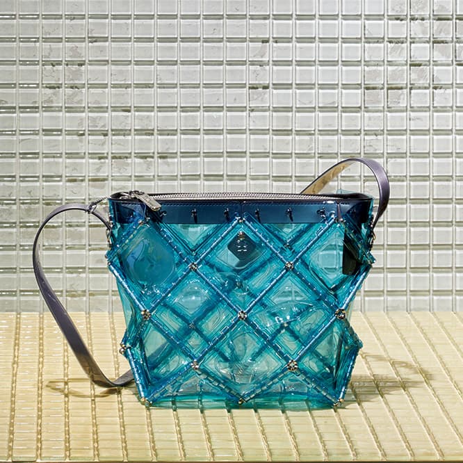 共通の部品を使いながら留め口部分などをバッグに合わせて変化させていく。