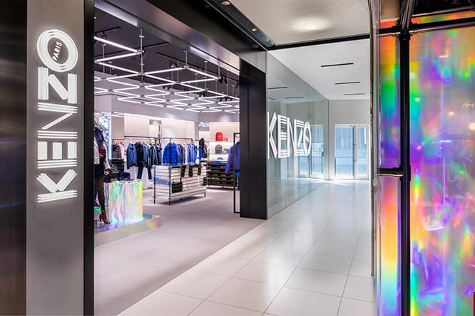 〈KENZO〉のロゴが入り口でお出迎え。