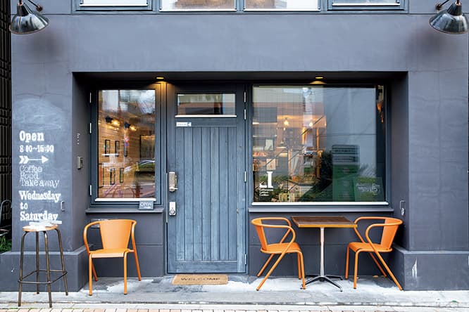 カフェのような外観。オープン前から店と間違えてドアを開ける人が続出だったとか。