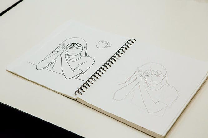 ふだんの制作は始めにスケッチブックにシャーペンで下絵を描き、原寸大に伸ばしてペン入れ。その後、スキャンしてPCで線や色を調整する。