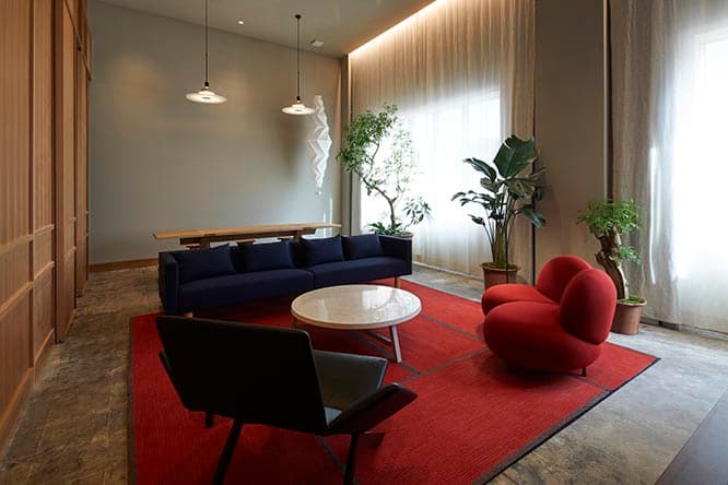〈HOTEL K5〉の世界観が最も表現された、1部屋のみの最上級スイートルーム〈K5 LOFT〉。東京でも稀な爽快感のあるセンシャスな空間。