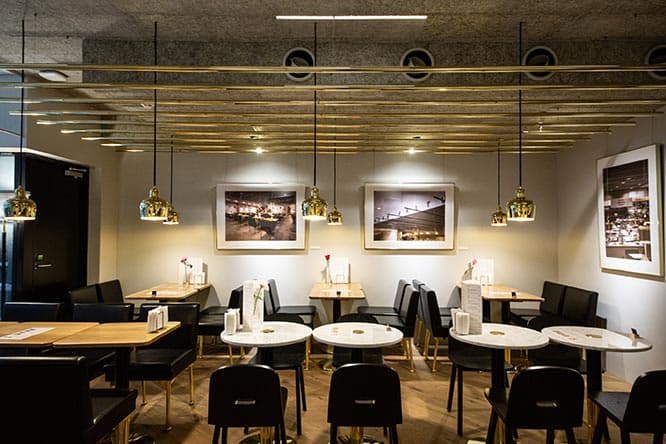 本店と同じデザインの家具を置く〈カフェ アアルト〉店内。シンプルで機能的な美しさがあり、どこの席に座っても心地よい。