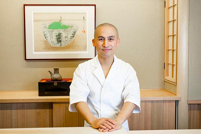 店主、祥太。字画を考えて、将太ではなく祥太と、師匠であるミシュラン1つ星〈鮨かねさか〉の金坂真次が名付けた。
