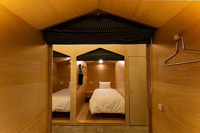 “walk-in Hut”と呼ばれるウォークインタイプの客室は全20室。ベッドの下にはスーツケースなども収納可能。