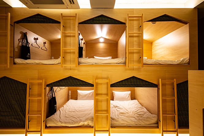 “sleep-in hut”と名付けられた客室は全40室。カプセルホテルにとって重要なロールカーテンや、ベッドリネンにはコスキネン自身がデザインしたテキスタイル「Maja Kioto」が使われている。