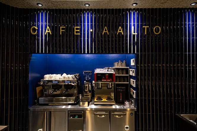 タイルは〈カフェ アアルト〉京都店のオリジナルカラーになっている。