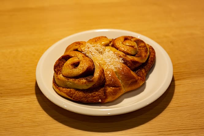 バターを贅沢に使い、シナモンとカルダモンを効かせたシナモンロール750円。上にはパールシュガーがあしらわれ、現地と同じサイズでボリュームたっぷり。モーニングセット1,000円。テイクアウトも可能。