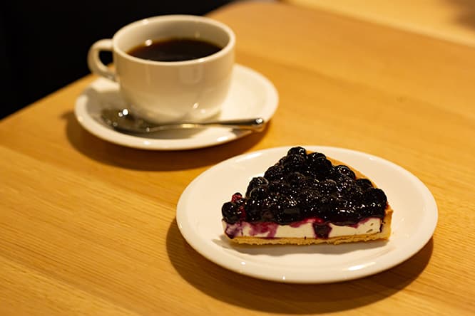 ブルーベリーパイ750円、コーヒーなどのドリンクセット＋450円。パイは優しい甘さのレアチーズケーキがベース。コーヒーは日本限定のスペシャルティコーヒーを使用。
