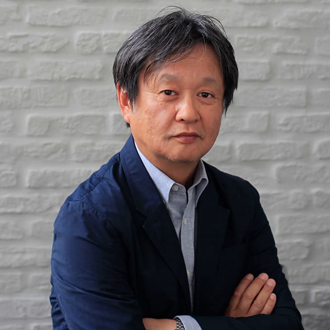 深澤直人　ふかさわなおと　デザイナー。2007年より〈21_21 DESIGN SIGHT〉ディレクター、2012年より〈日本民藝館〉第5代館長。