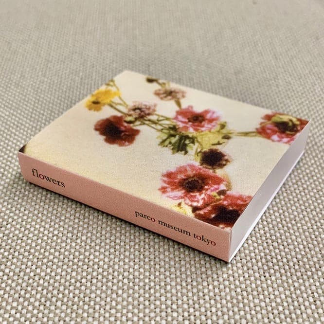 奥山が撮影した〈edenworks〉の花の写真をプリントした記念品。