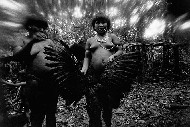 矢につけるための羽、ホッコを洗うCandinha と Mariazinha Korihana thëri。ロライマ州、カトリマーニ。1974年。　© Claudia Andujar