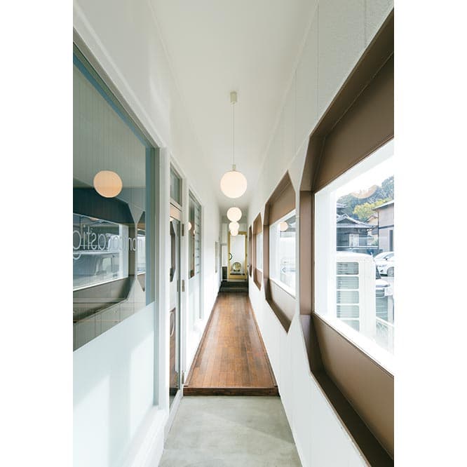建物は長屋造りで、3店舗が並ぶ。元々は診療所だったという歴史を感じさせる段差や八角形の窓枠。