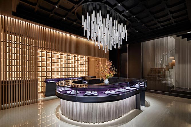 店内に足を踏み入れると、天井には藤の花を模したメッシュ構造のシャンデリアが。 白木を基調とする暖かな空間デザインで、日本のブランドらしいおもてなしの心を表現した。