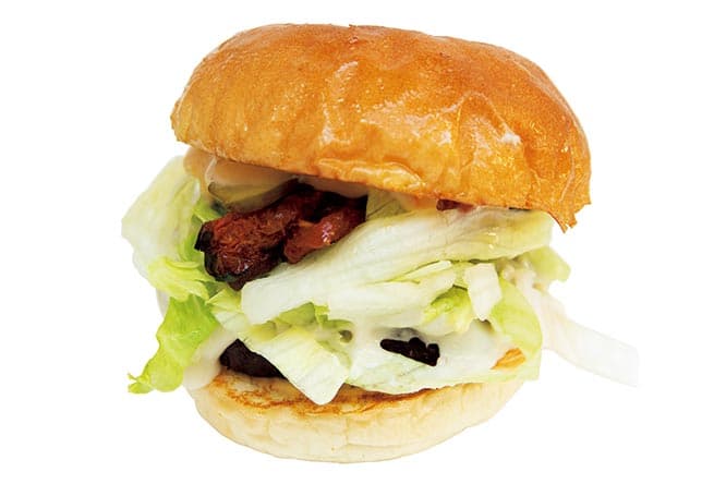 《SUPERIORITY BURGER》チーズ風ソース、ピクルス、マスタードソース、トマトコンフィ。パティはヒヨコ豆とキヌア、野菜が主体。800円。