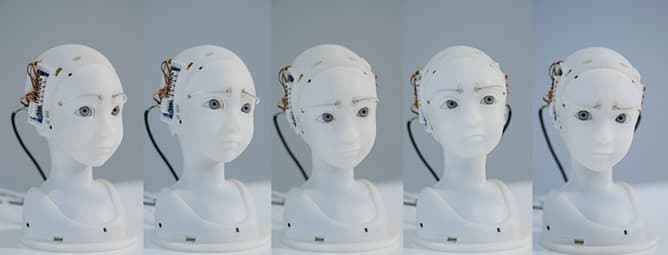 まるで感情を宿したようなヒューマンロイド《SEER》は藤堂高行による作品。制作協力：制御プログラム：三井所高成、電子回路設計：小山裕貴。